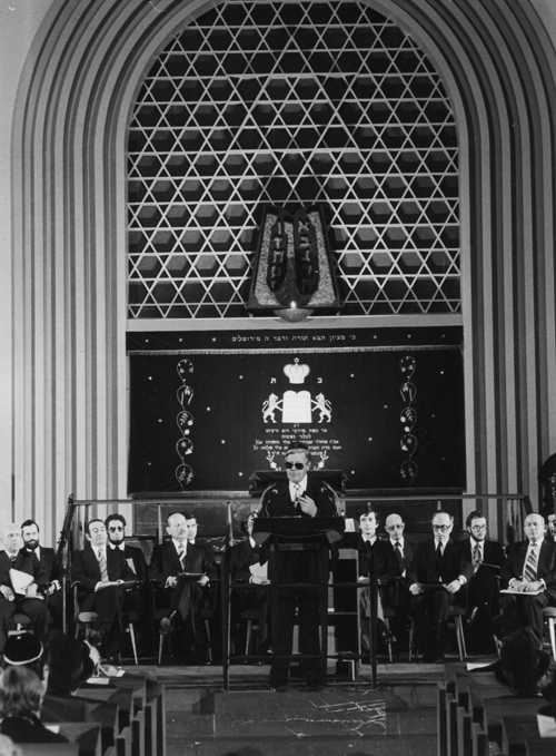 Helmut Schmidt hält in der Kölner Synagoge eine Ansprache (9. November 1978)